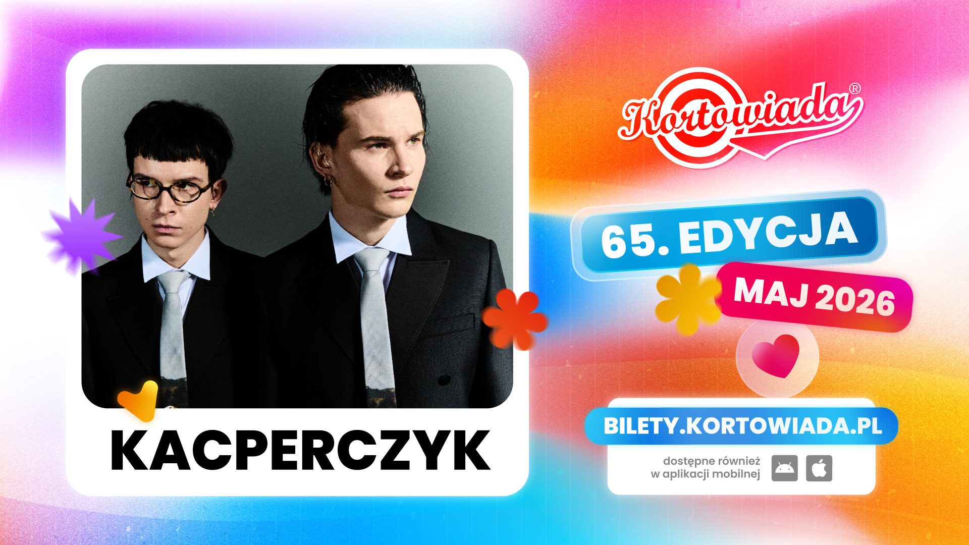 Plakat promujący festiwal Kortowiada – 65. edycja w maju 2026. Na grafice zdjęcie duetu Kacperczyk: dwóch młodych mężczyzn w czarnych garniturach i jasnych krawatach, stojących obok siebie. Po prawej stronie logo Kortowiady, informacja „65. edycja, maj 2026” oraz adres strony z biletami: bilety.kortowiada.pl. Kolorowe, gradientowe tło z dekoracyjnymi ikonami.