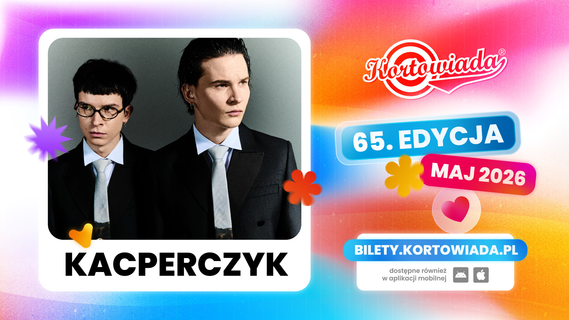Plakat promujący festiwal Kortowiada – 65. edycja w maju 2026. Na grafice zdjęcie duetu Kacperczyk: dwóch młodych mężczyzn w czarnych garniturach i jasnych krawatach, stojących obok siebie. Po prawej stronie logo Kortowiady, informacja „65. edycja, maj 2026” oraz adres strony z biletami: bilety.kortowiada.pl. Kolorowe, gradientowe tło z dekoracyjnymi ikonami.