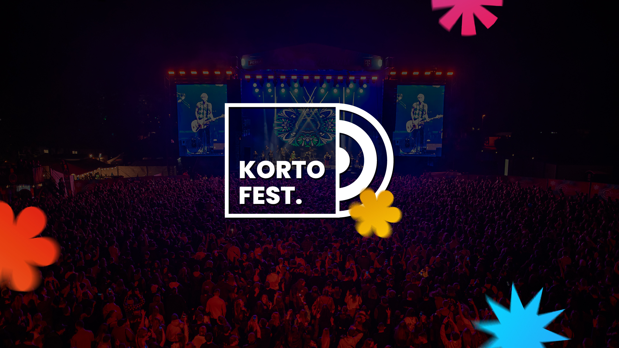 Tłum uczestników na nocnym koncercie plenerowym przed dużą sceną z zespołem grającym na żywo; pośrodku grafiki widoczne białe logo „KORTO FEST.” na tle oświetlonej sceny i ekranów, z kolorowymi, abstrakcyjnymi kształtami dekoracyjnymi.